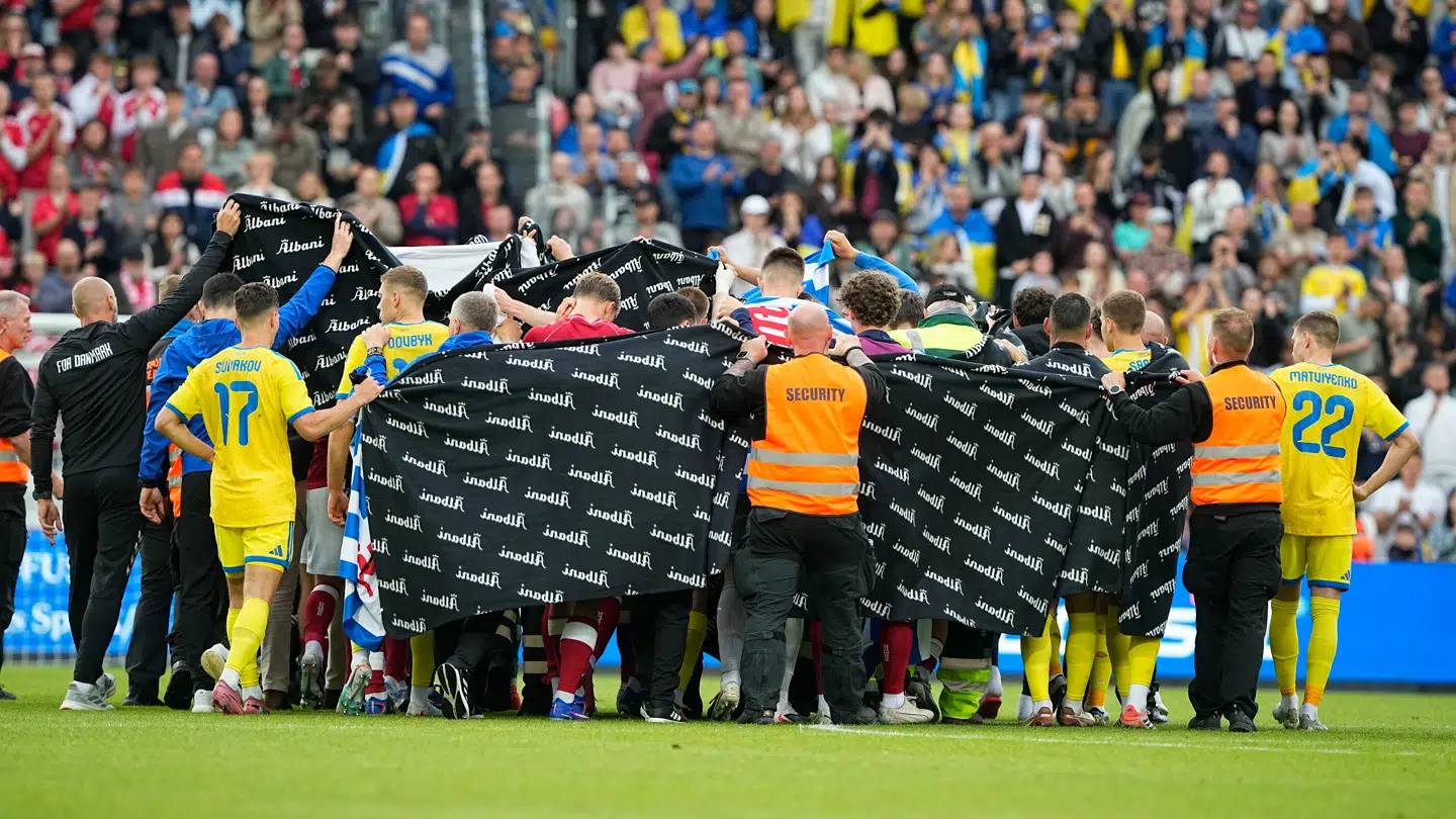 Spillerne slog ring om Christian Eriksen.