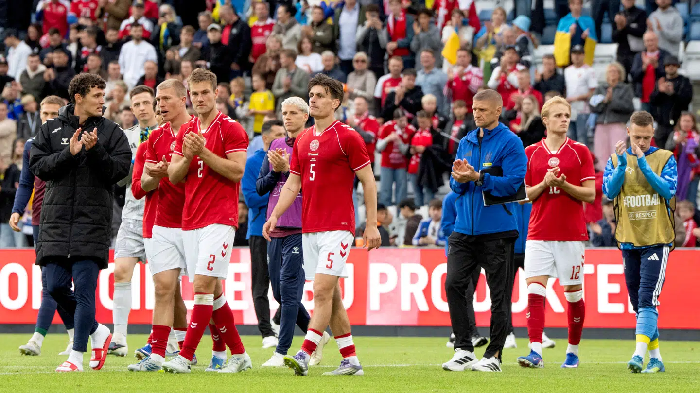 Efter kampen gik spillerne rundt på banen og klappede af publikum.