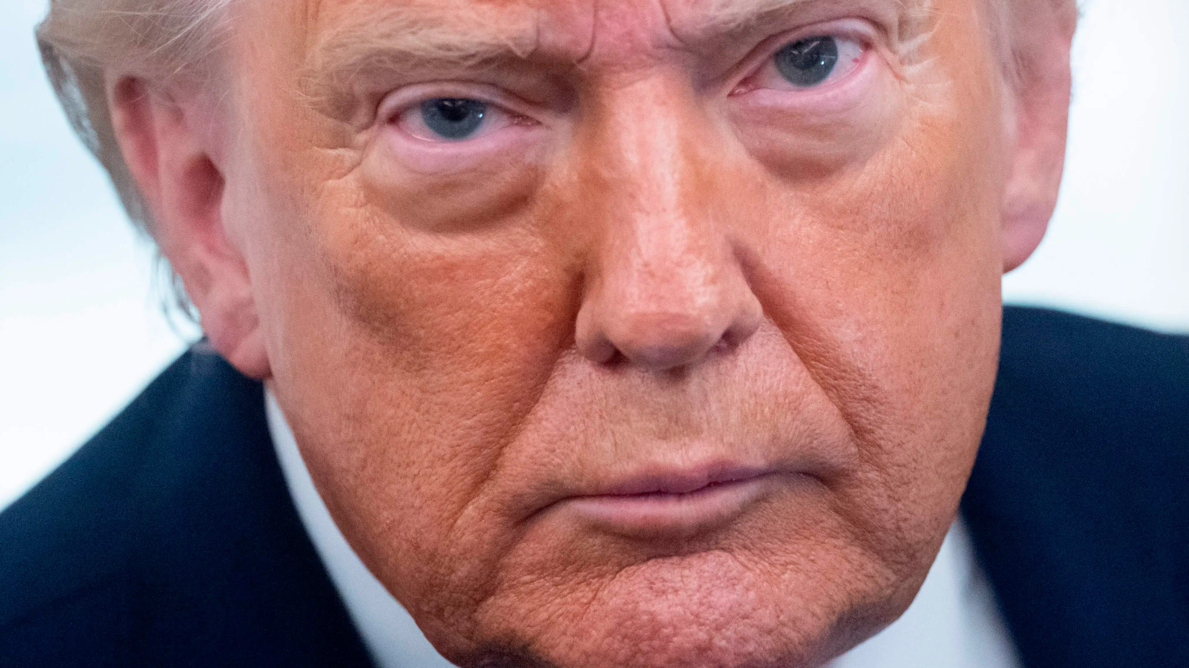 Trump mister besindelsen: Skrider fra interview