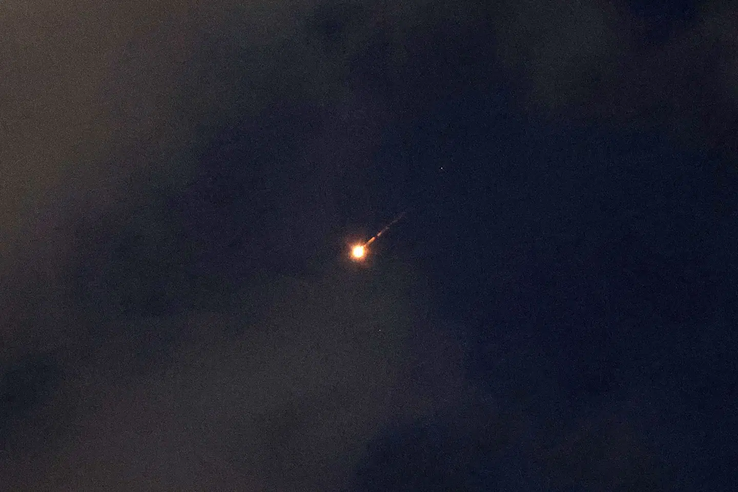 Et missil ses på himlen over den israelske by Netanya søndag efter aften. Luftalarmer lød i byen, efter at iranske missiler var på vej.