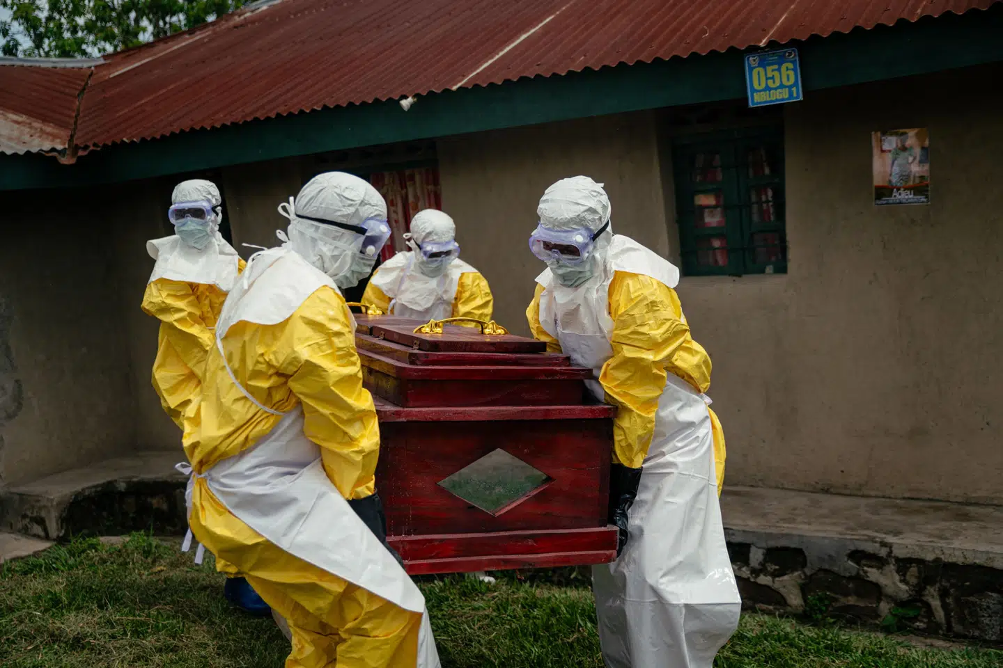Medarbejdere i Røde Kors iført værnemidler ses søndag i Bunia i DR Congo bære kiste med kvinde, der formodes at have mistet livet som følge af smitte med ebola.