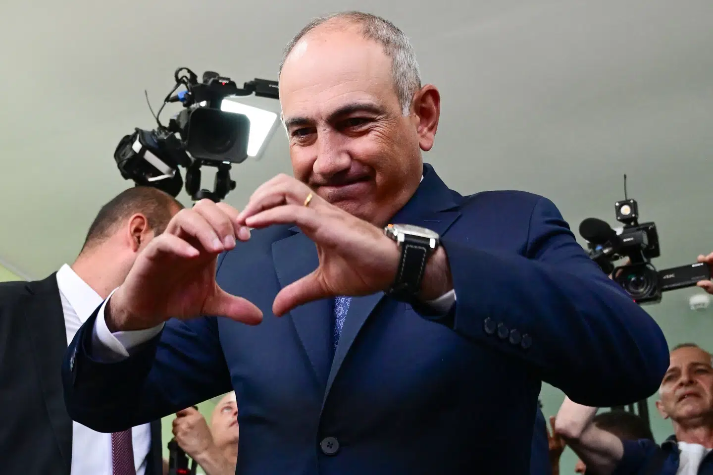 Armeniens premierminister, Nikol Pashinyan, formede et hjerte med hænderne, da han søndag formiddag angav sin stemme ved parlamentsvalget i det sydkaukasiske land.