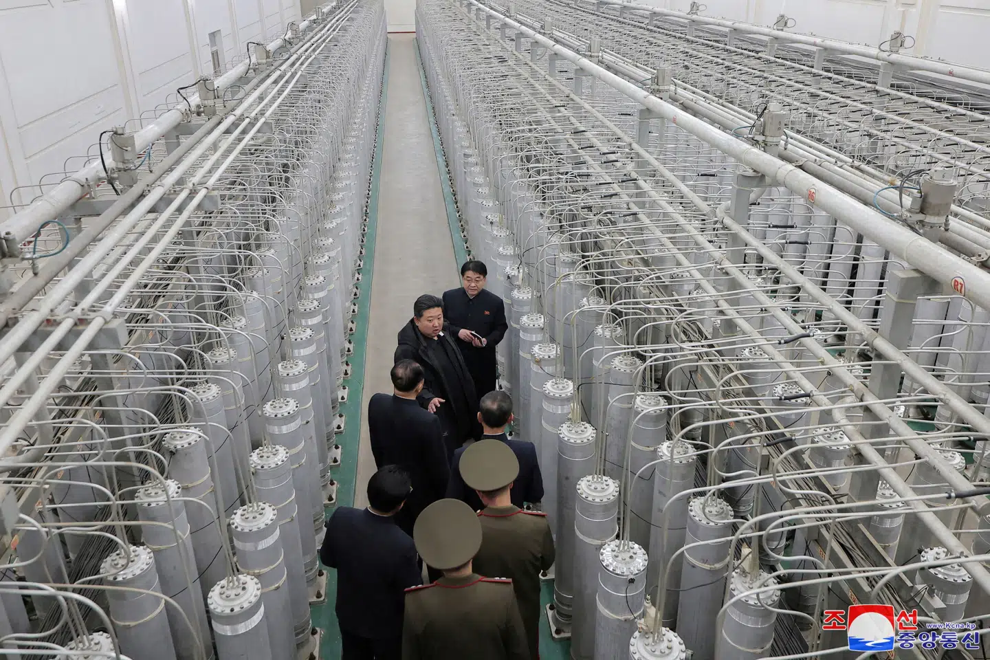 Billede offentliggjort af det statslige nyhedsbureau KCNA i Nordkorea i januar 2025 viser leder Kim Jong Un besøge et anlæg til produktion af nukleart materiale og et institut for forskning i atomvåben. Landet er en af verdens atommagter. (Arkivfoto).