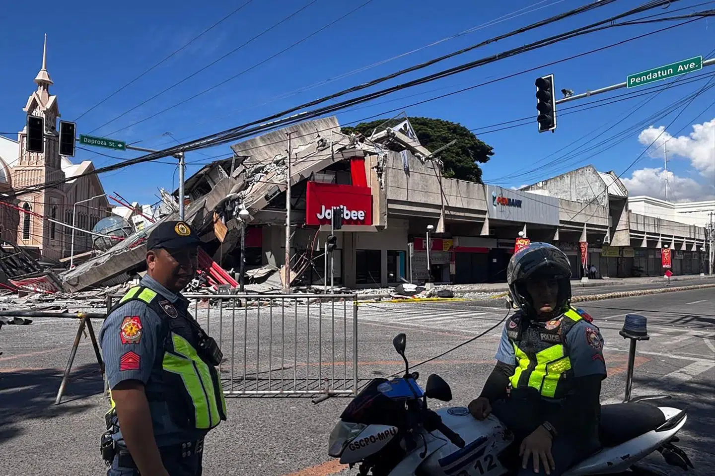 En bygning i General Santos er styrtet sammen efter et kraftigt jordskælv nær Filippinernes næststørste ø, Mindanao. Der er udsendt varsling om risiko for tsunami i flere omkringliggende lande. Det gælder også Indonesien, hvor danskere opfordres til at holde sig væk fra kysten.