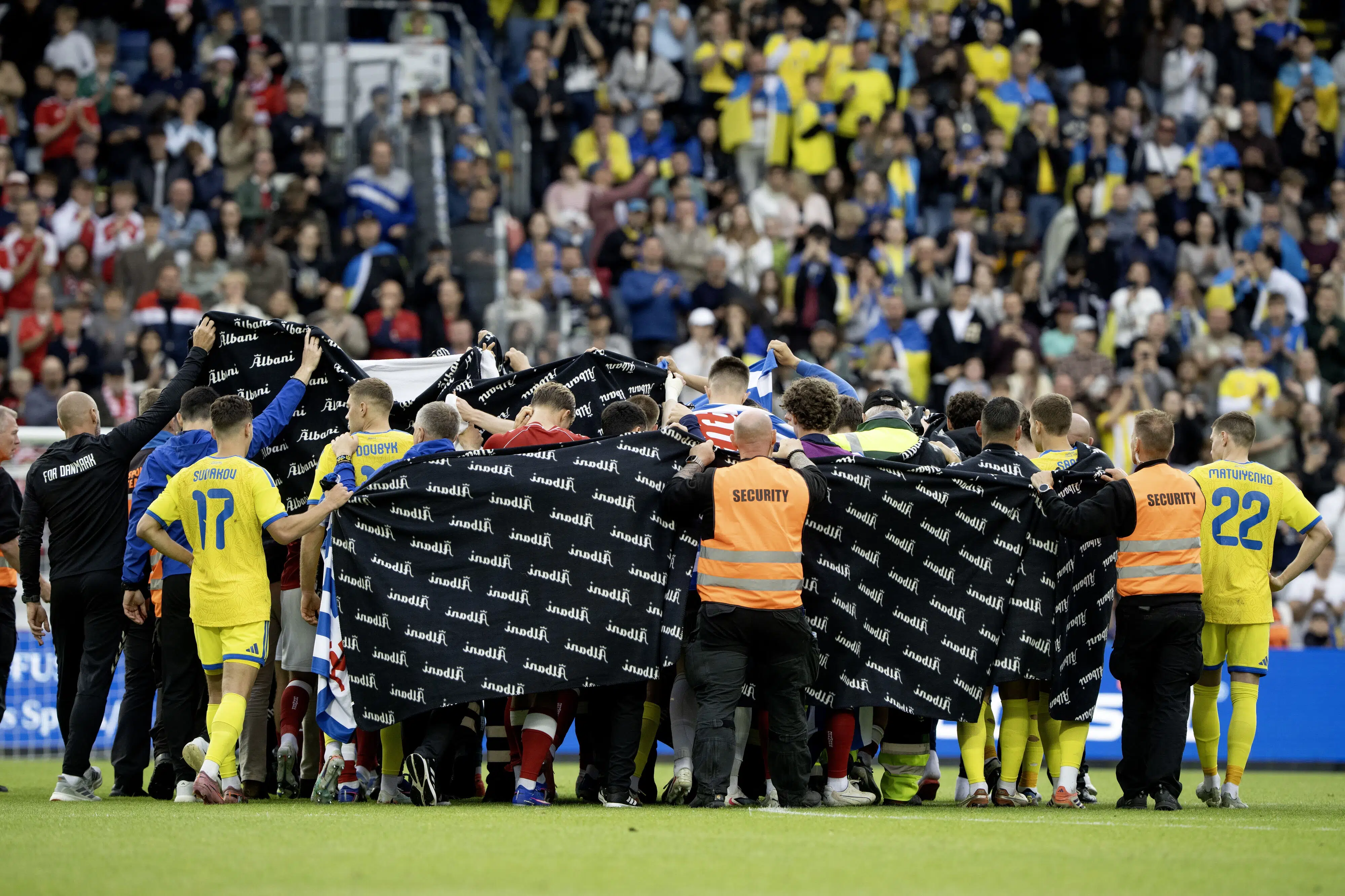 Holdlæge: Eriksen bad selv om lov til at gå fra banen