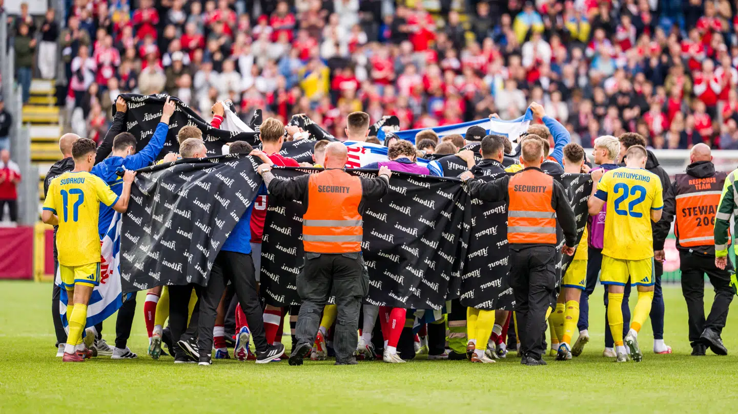 Spillerne fra Danmark og Ukraine skærmer af efter Christian Eriksen er kollapset og modtager behandling under venskabskampen mellem Danmark og Ukraine på Odense Stadion i Odense, d. 7/6 2026.