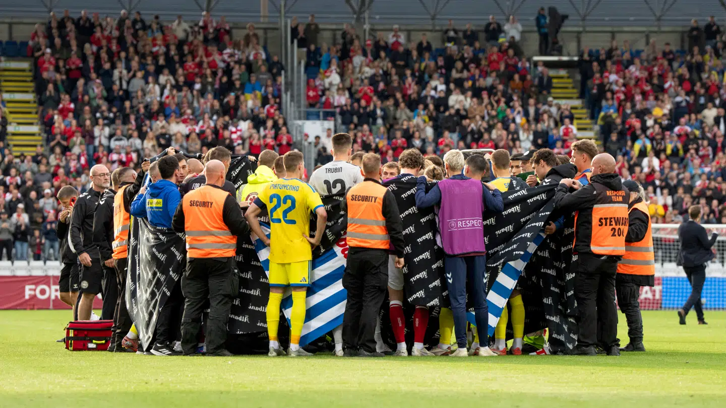 Danmarks og Ukraines spillere slår ring om Christian Eriksen, efter han er faldet om under fodboldlandskampen mellem Danmark og Ukraine på Odense Stadion søndag den 7. juni 2026.. (Foto: Bo Amstrup/Ritzau Scanpix)