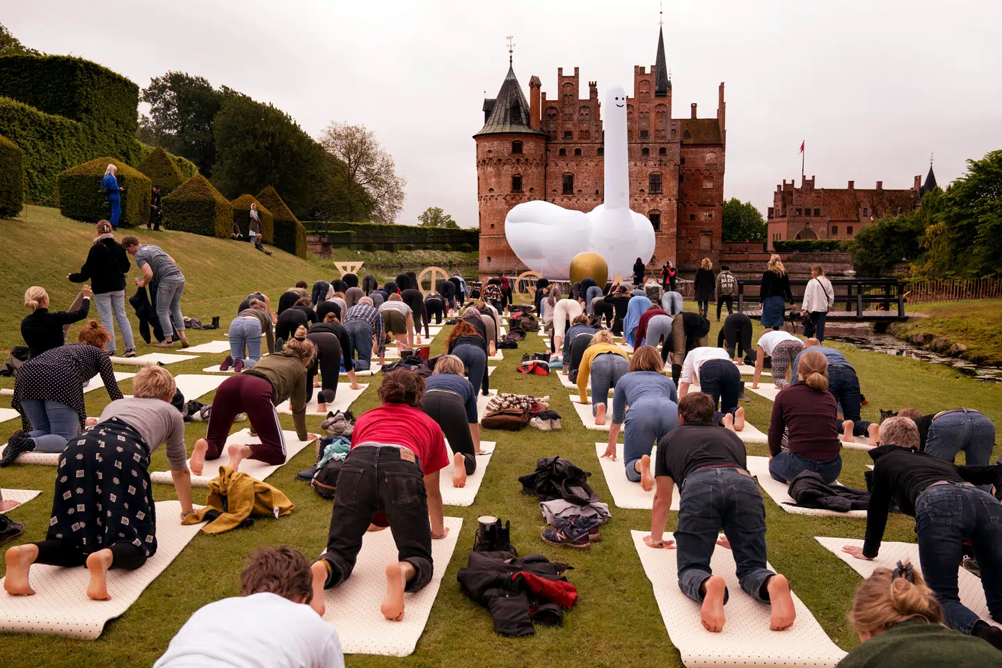 Her ses et yoga-arrangement på Heartland Festivalen ved Egeskov Slot i 2019.