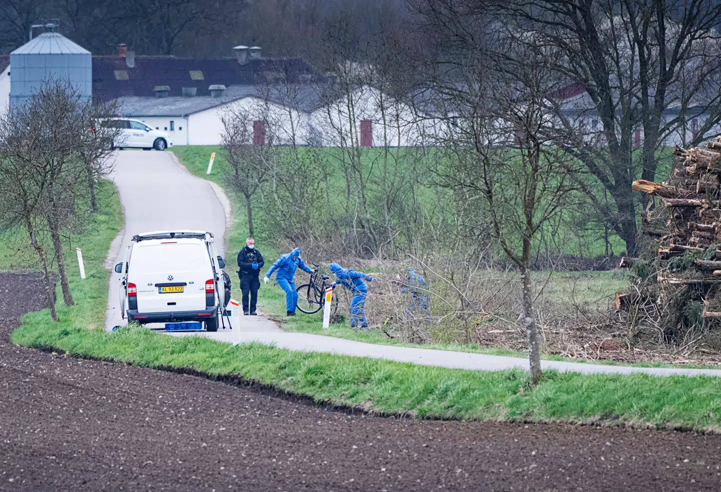 Et frygteligt billede. En 13-årig pige påkørt bagfra. En forbryder på fri fod. 27 timer efter var hun befriet – i sidste øjeblik. Men en række oplysninger tyder på, at hun kunne være blevet befriet langt tidligere.