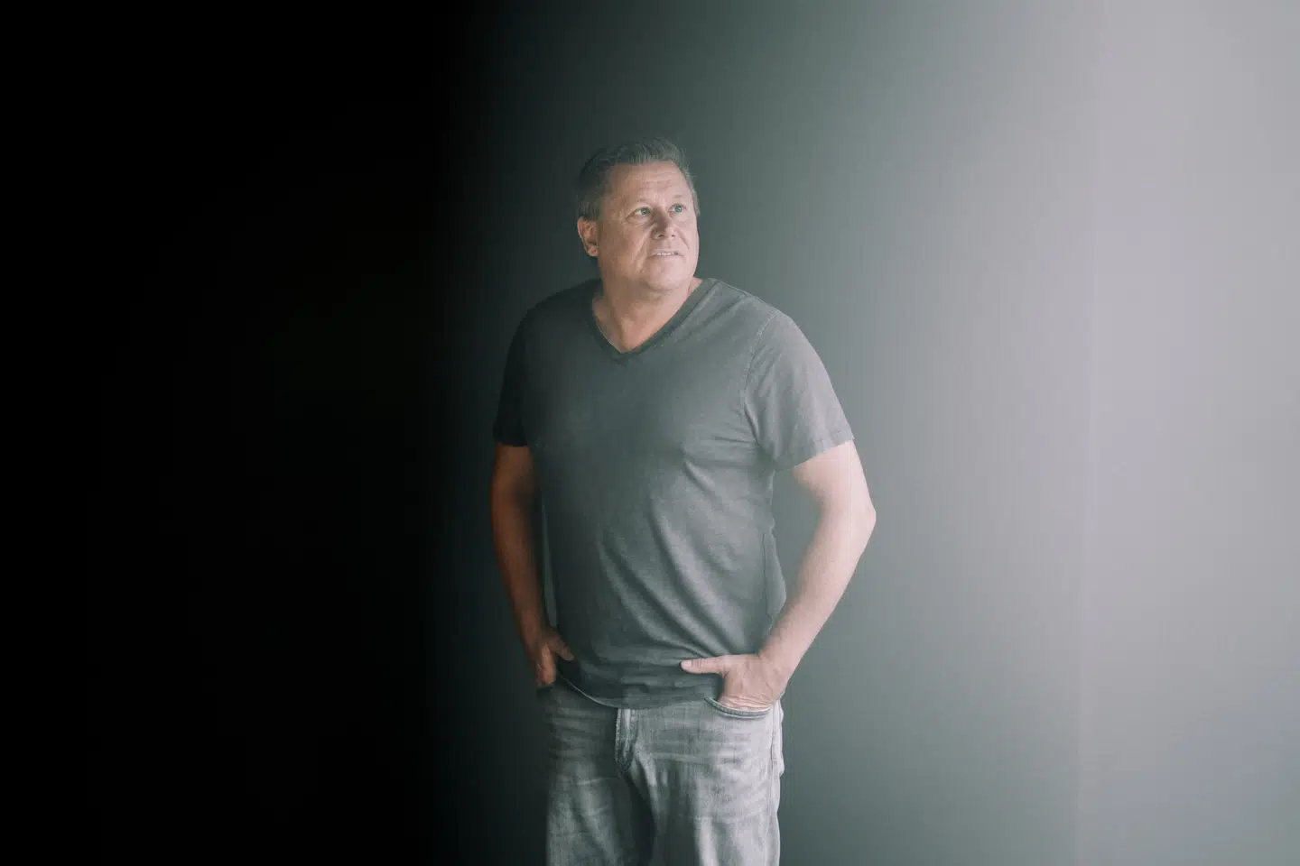 Jesper Laustrup Nielsen var tidligere en succesfuld forretningsmand, men de senere år har været én lang deroute for ham. Nu håber han på genopretning i Retten på Frederiksberg, hvor han har stævnet smykkefirmaet Pandora for et kæmpe millionbeløb.