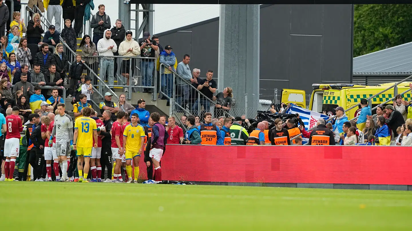 Alle spillerne fulgte Christian Eriksen ud til en ambulance, der kørte ham til på hospitalet.