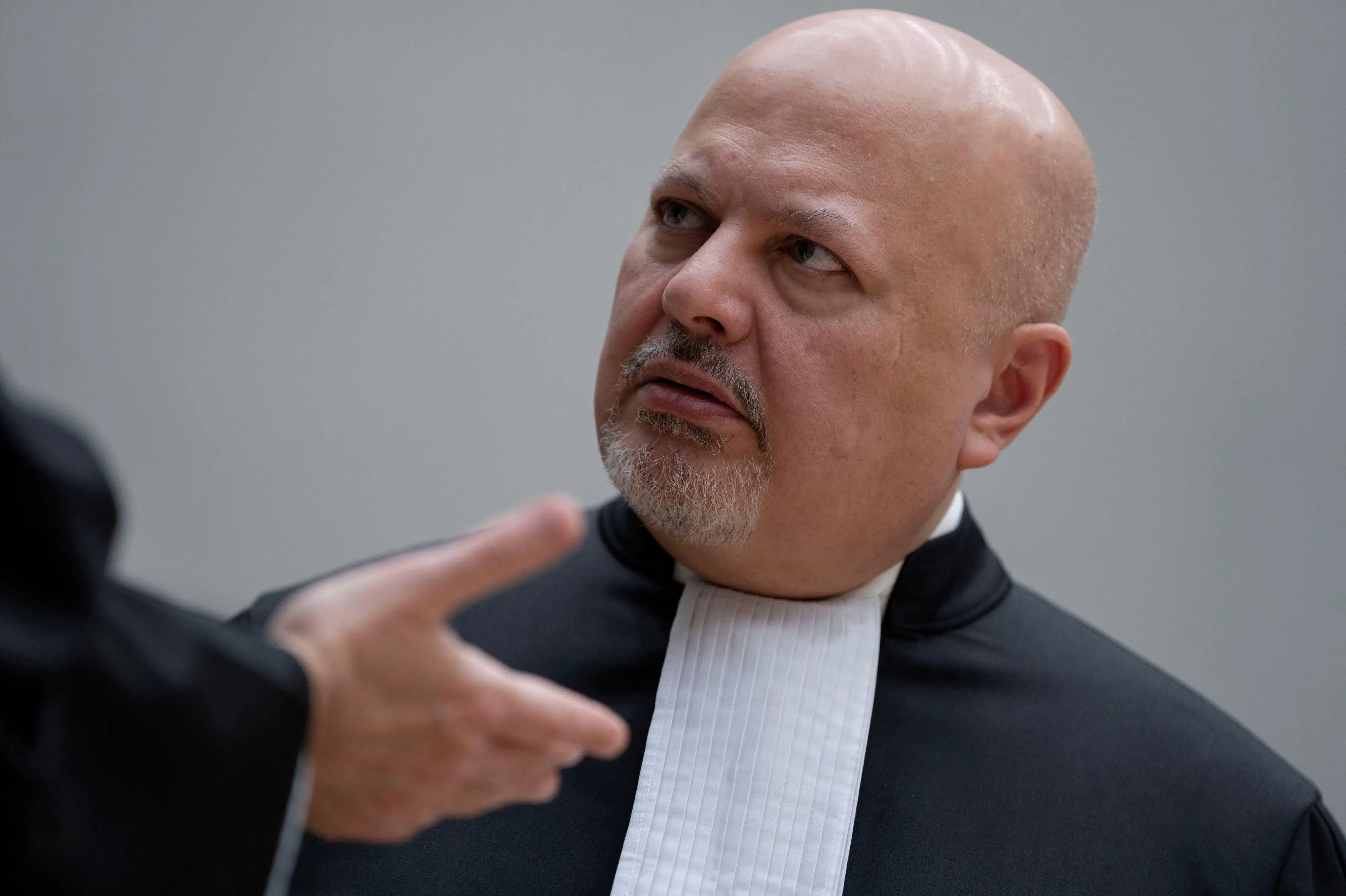 ICC-chefanklager suspenderet før afstemning blandt