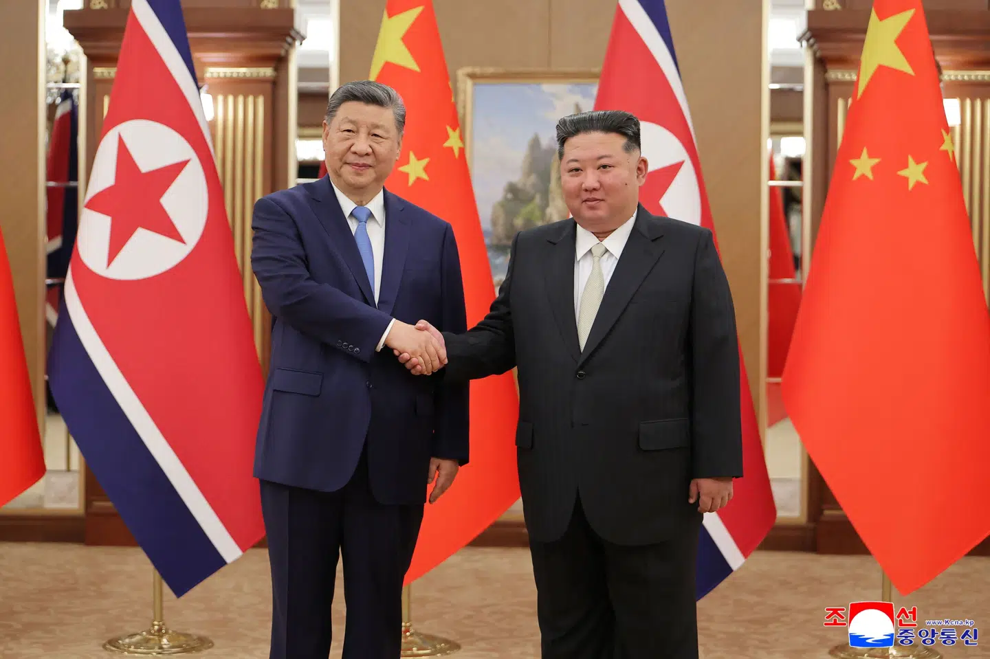 Nordkoreas Kim Jong-un og Kinas Xi Jinping er under et møde i Pyongyang mandag blevet enige om at udvide samarbejdet mellem de to lande. Billedet er delt af det af det statslige nordkoreanske nyhedsbureau KCNA.