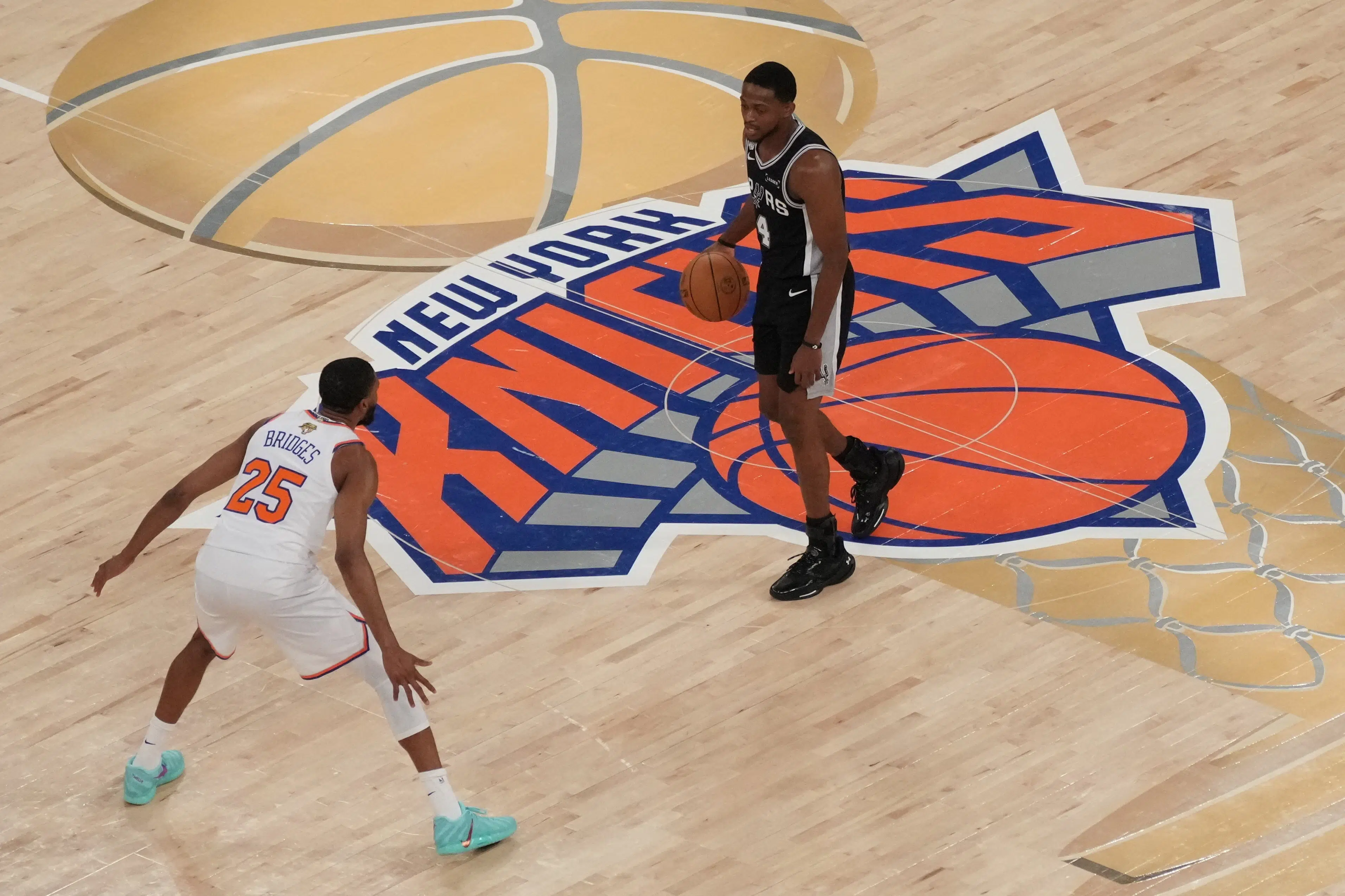 Spurs reducerer mod Knicks i neglebidende finaleka