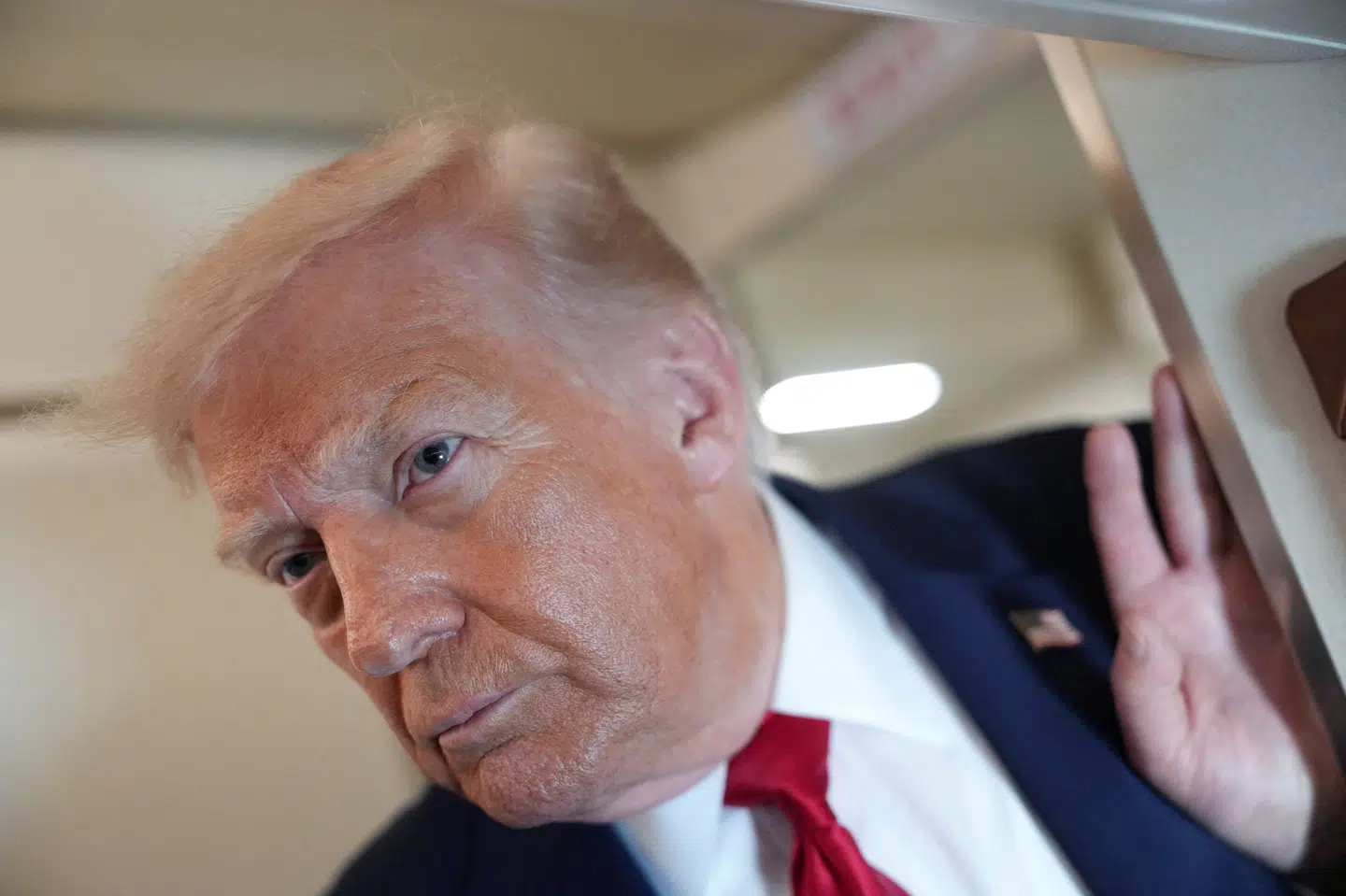 USA's præsident, Donald Trump, ses 5. juni på Air Force One udtale sig til journalister, der var med på flyet. Meningsmåling fra de seneste dage viser, at 35 procent af amerikanerne støtter hans præstation i Det Hvide Hus. (Arkivfoto).