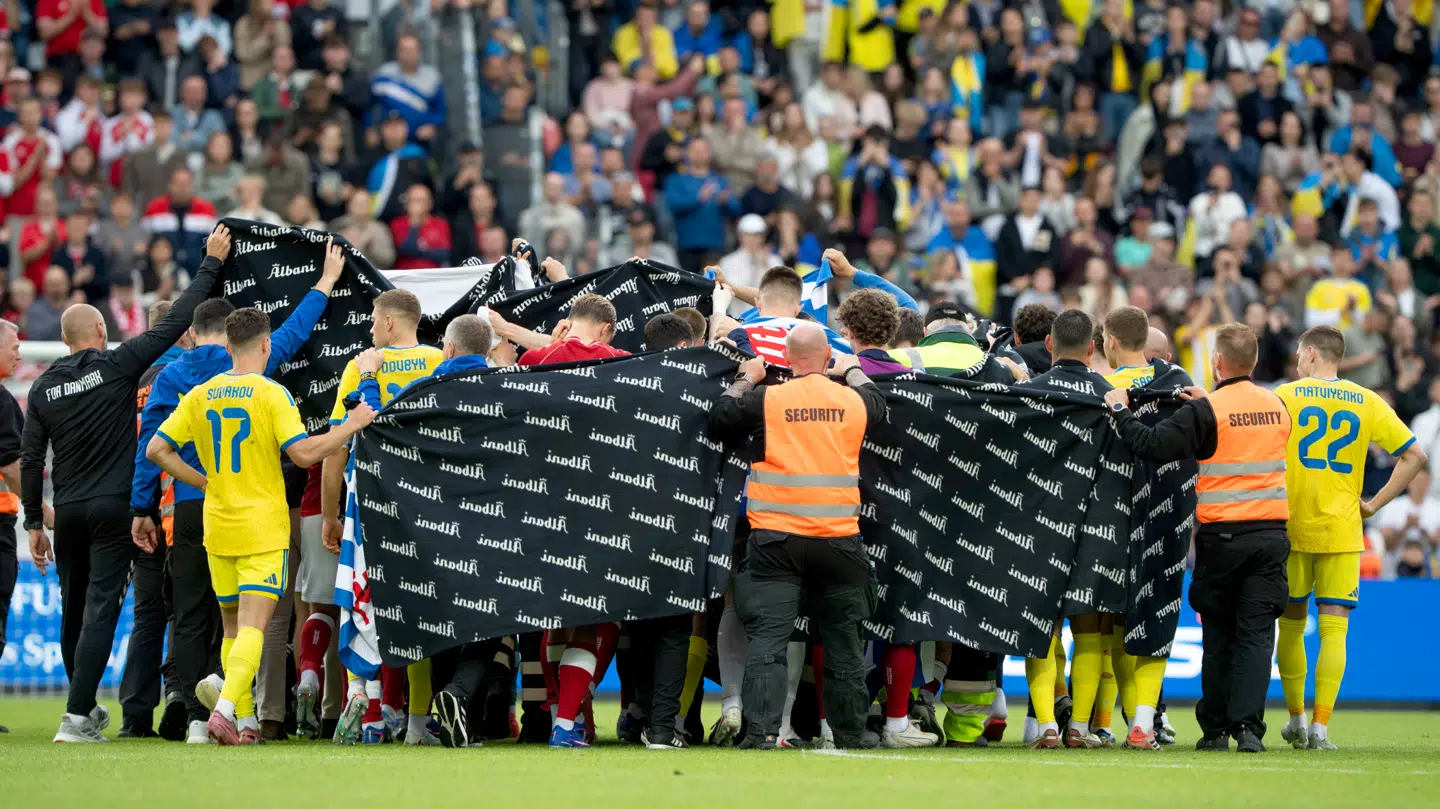 Danmarks og Ukraines spillere følger Christian Eriksen ud til en ventende ambulance under fodboldlandskampen mellem Danmark og Ukraine på Odense Stadion søndag den 7. juni.