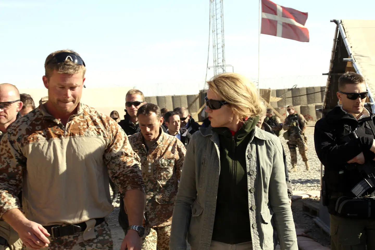 Statsminister Helle Thorning-Schmidt hilser på de danske soldater under sit besøg i Afghanistan januar 2012.