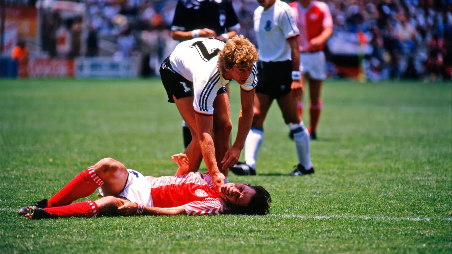 Frank Arnesen i græsset under VM i 1986.