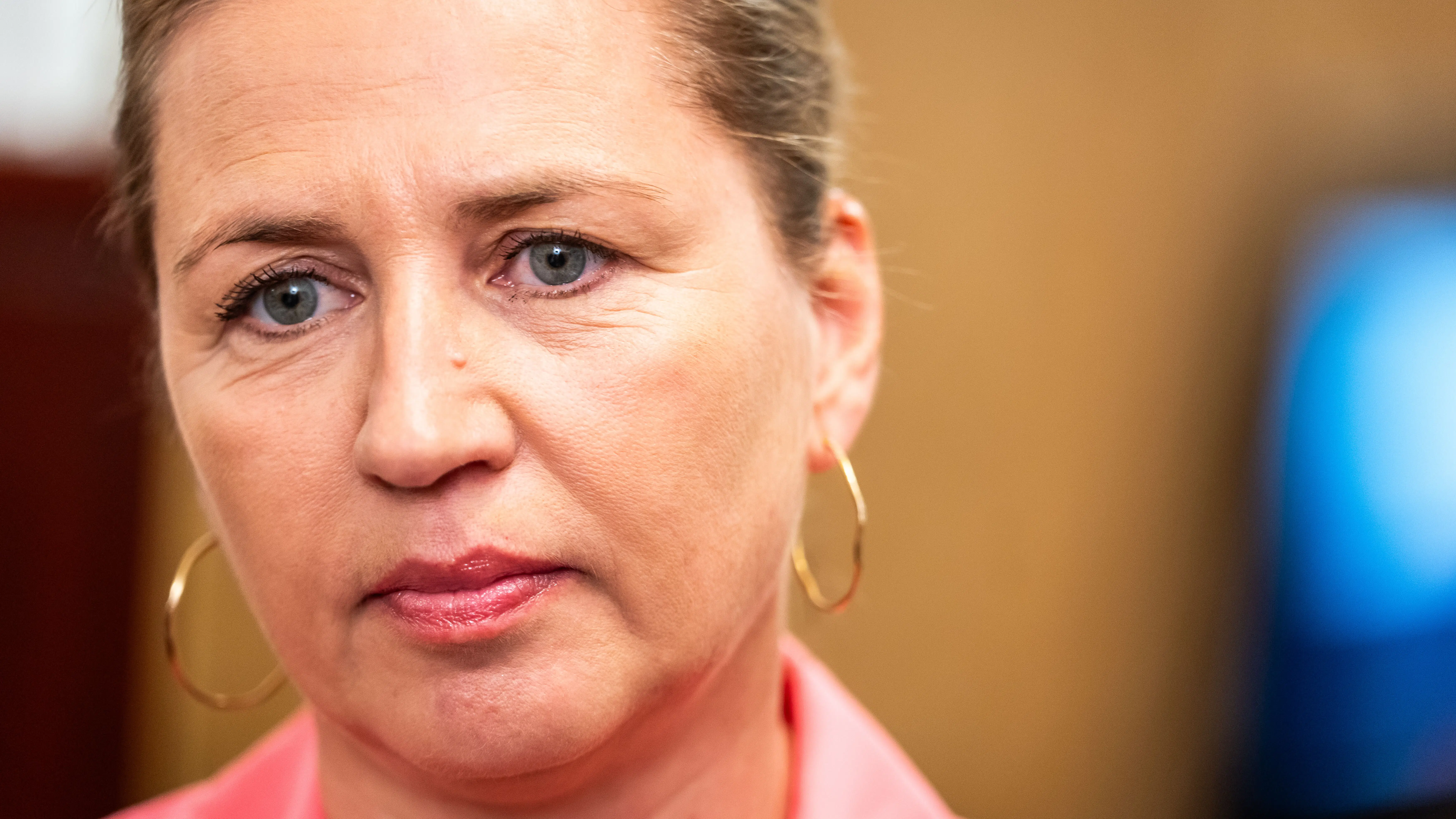 Mette Frederiksen deltager i topmøde: 'Påvirker si