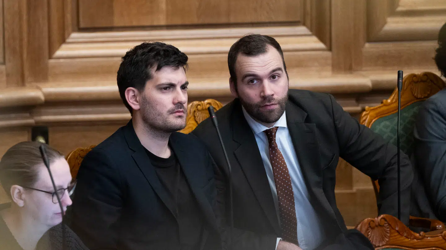 Socialdemokratiet ryster posen efter flere dages uro.