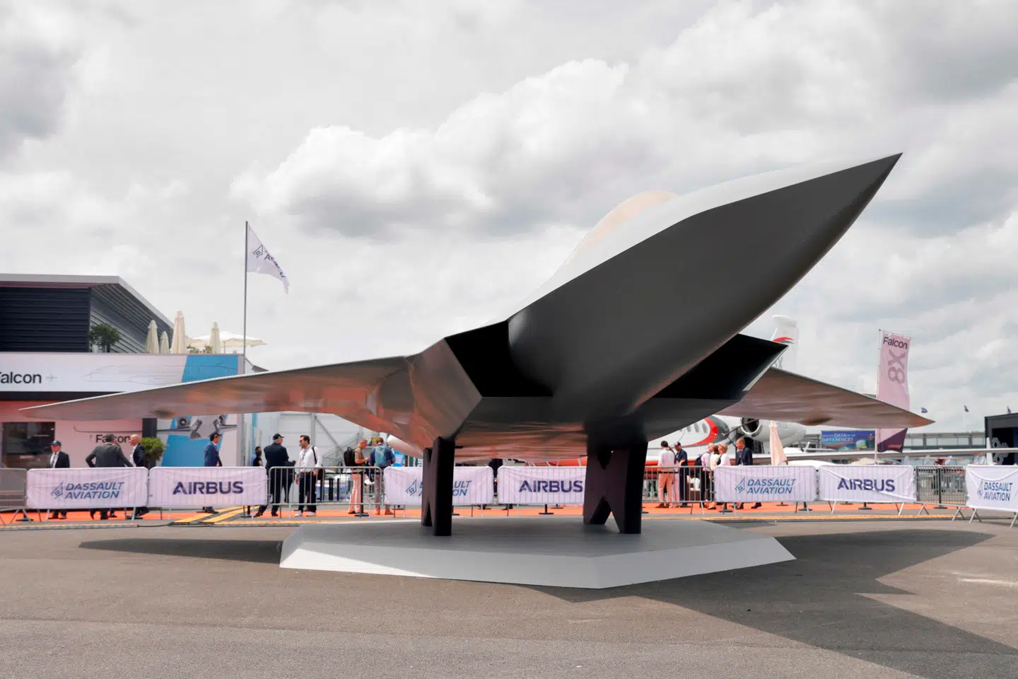 Billedet viser en fuldskala model (mock-up) af det "New Generation Fighter", som skulle have været kernen i det fælles tysk-franske forsvarsprojekt, FCAS. Selvom flyet her fremstår færdigt, blev det aldrig til virkelighed. Efter syv års udvikling og en uløselig magtkamp mellem flyproducenterne Airbus og Dassault Aviation om, hvem der skulle have design-ansvaret, har Tysklands kansler og Frankrigs præsident nu opgivet og skrottet hele det 100 milliarder euro dyre projekt. Det sker på et kritisk tidspunkt med voksende trusler fra Rusland, og mens USA lægger pres på Europa for at genopruste.