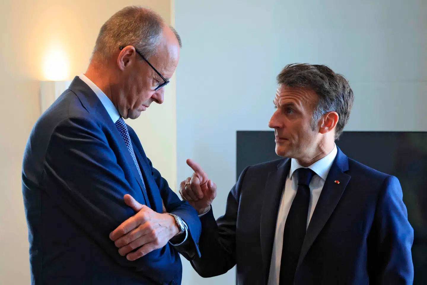 Den tyske regering oplyser, at Tysklands forbundskansler, Friedrich Merz, og Frankrigs præsident, Emmanuel Macron, er blevet enige om at droppe deres fælles store kampflyprojekt.