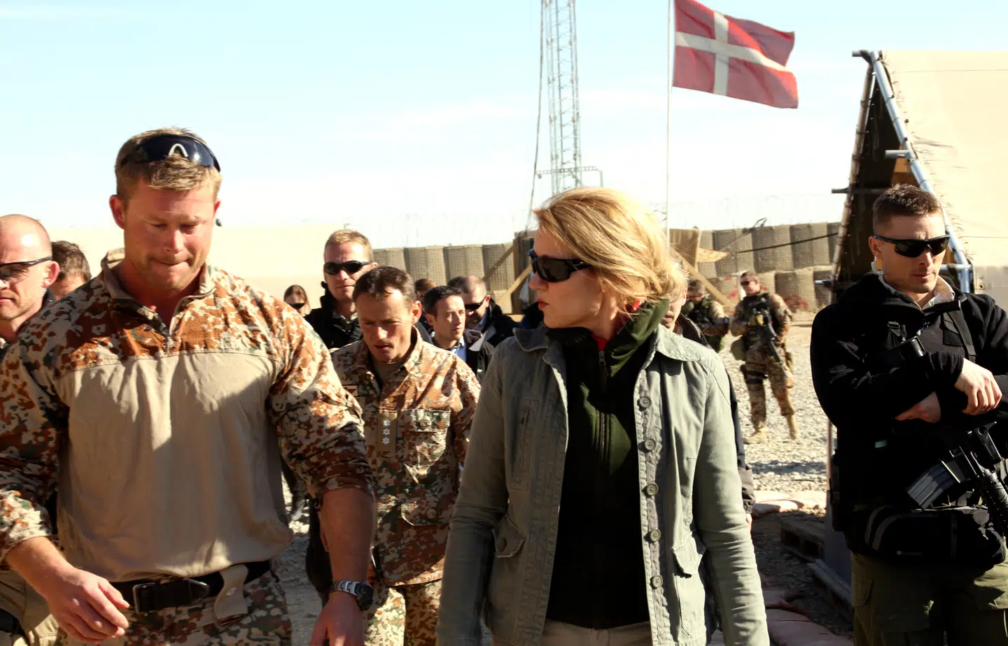 »Var der ikke bare én af de sofajournalister, som Thorning ellers hyggesnakker med, der kunne ødelægge den gode stemning og stille hende ét spørgsmål,« spørger Jarl Cordua. Her ses Helle Thorning-Schmidt i Afghanistan i 2012. Foto: Morten Haugborg/Ritzau Scanpix