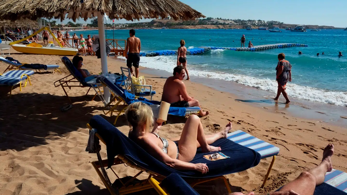 Danskere på stranden i Egypten.