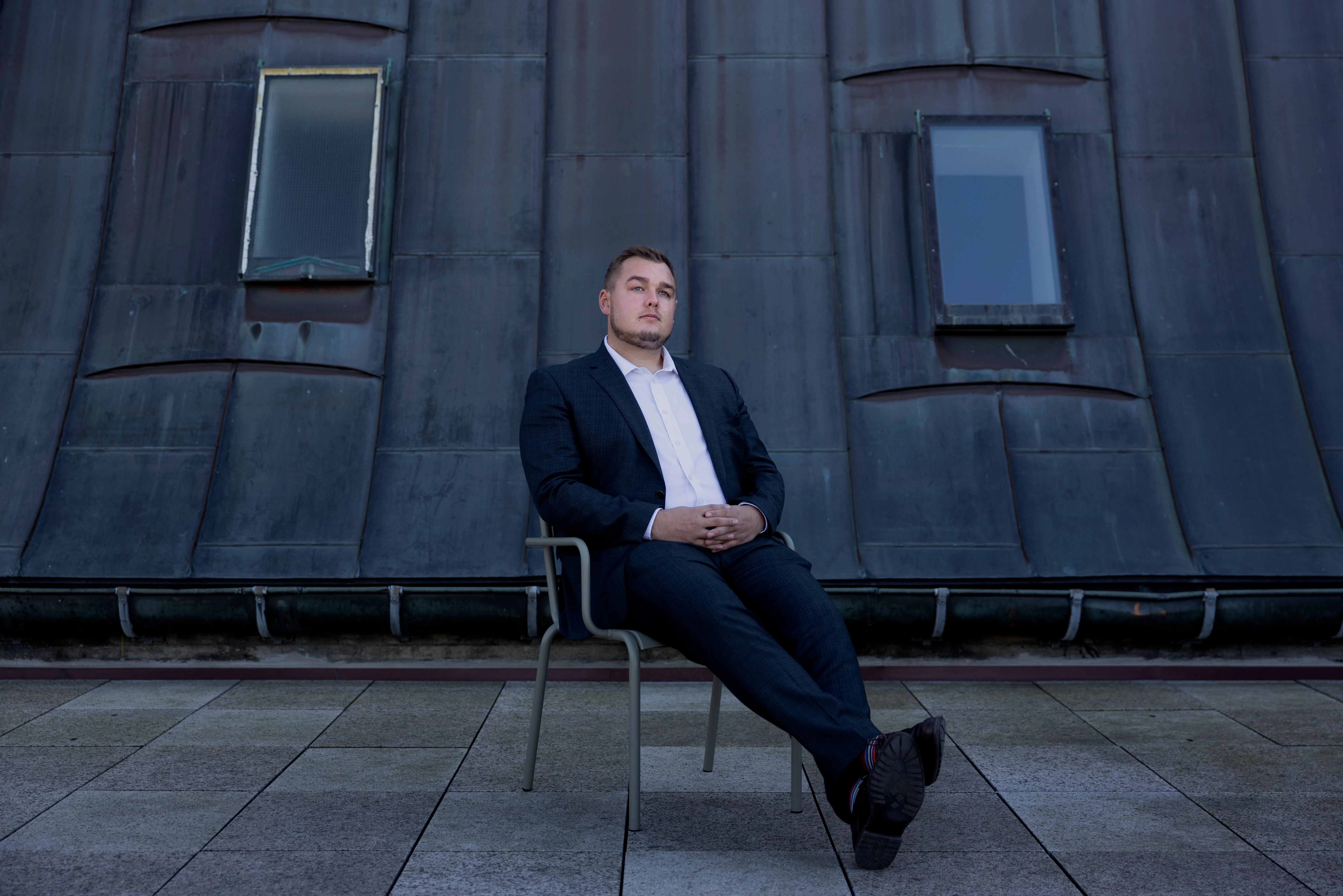 Hans far er en af Danmarks mest magtfulde mænd. Nu