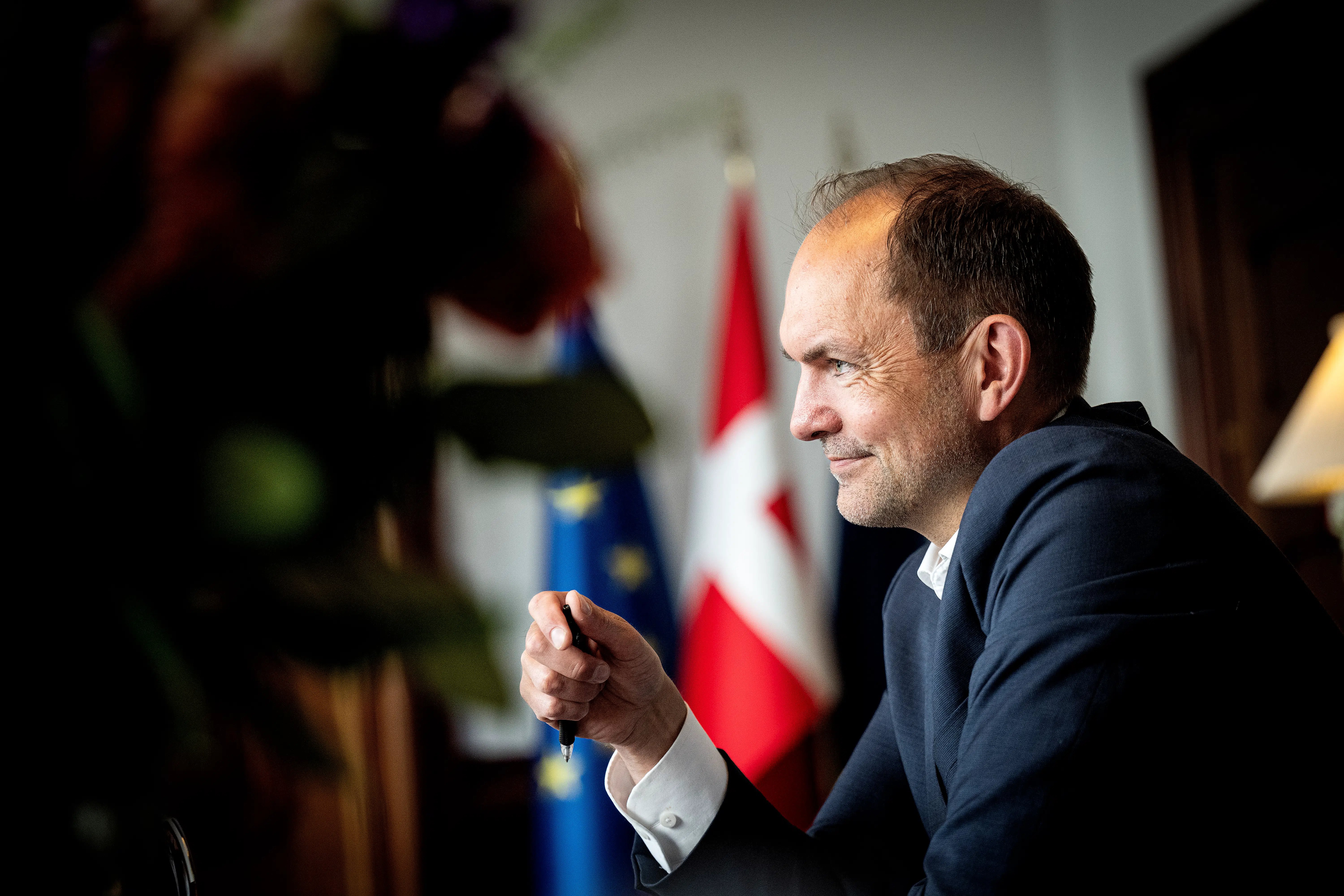 I slutningen af interviewet løfter minister sløret