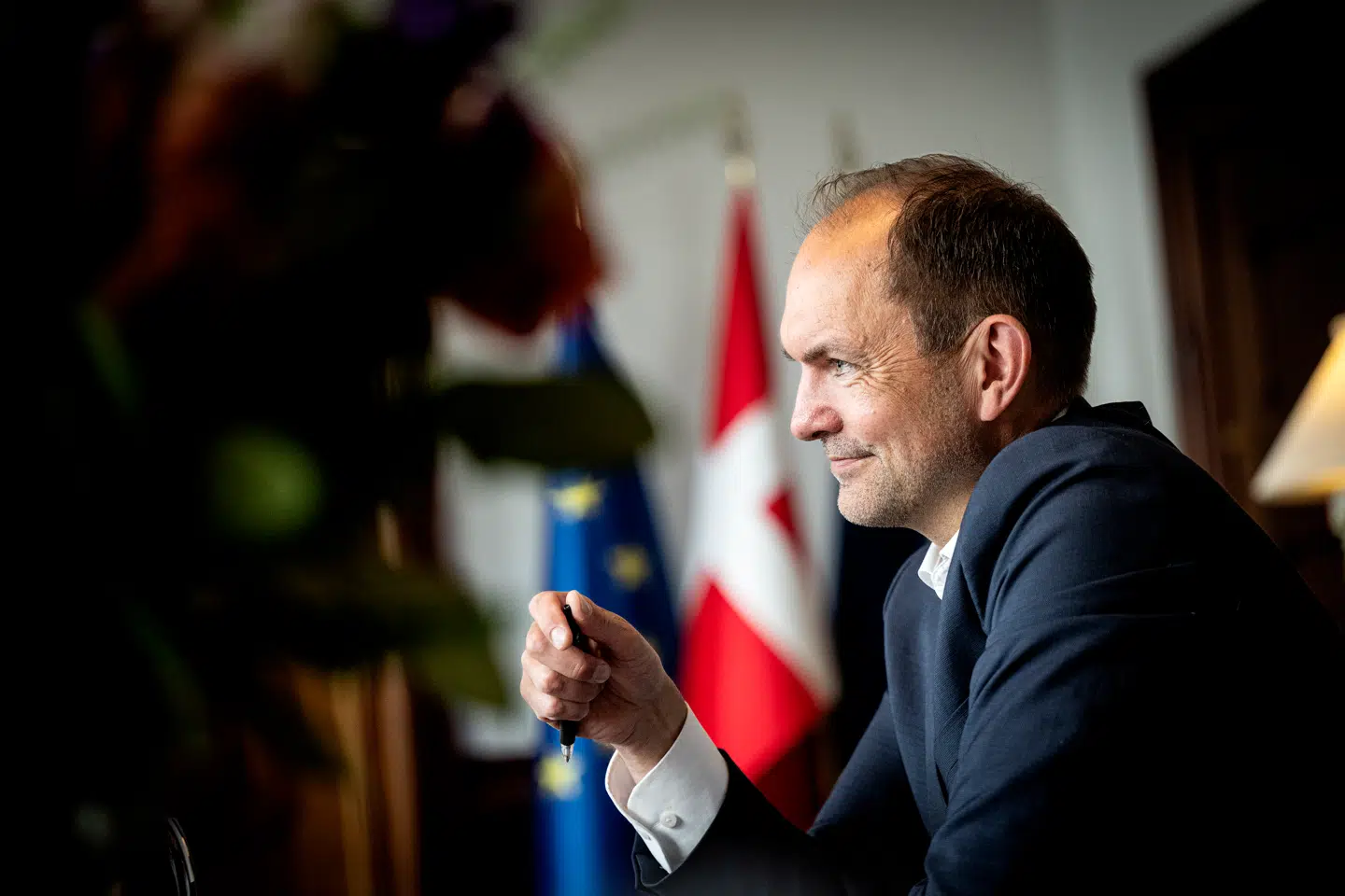 Forsvarsminister Jeppe Bruus har indtaget kontoret i Forsvarsministeriet. Der venter en lang liste af presserende sager, som han skal forholde sig til.