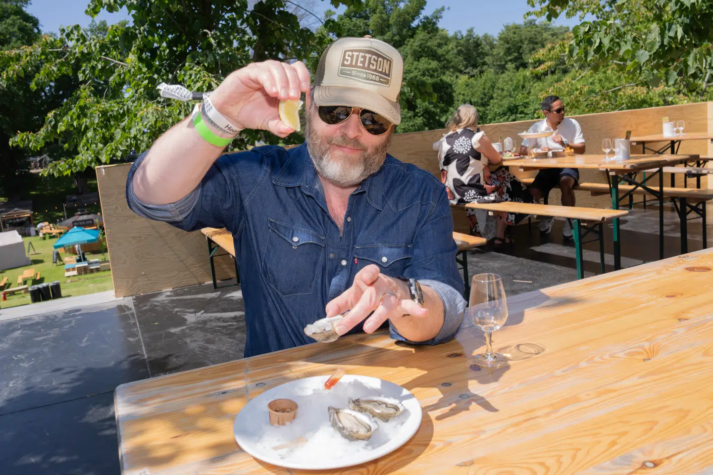 Søren Jacobsen Damm, som her får sig en portion østers på sidste års Heartland Festival, undrer sig over de mange danskere, der ser sig vrede over, at andre tager deres mad seriøst og gerne vil betale for ordentlige produkter.