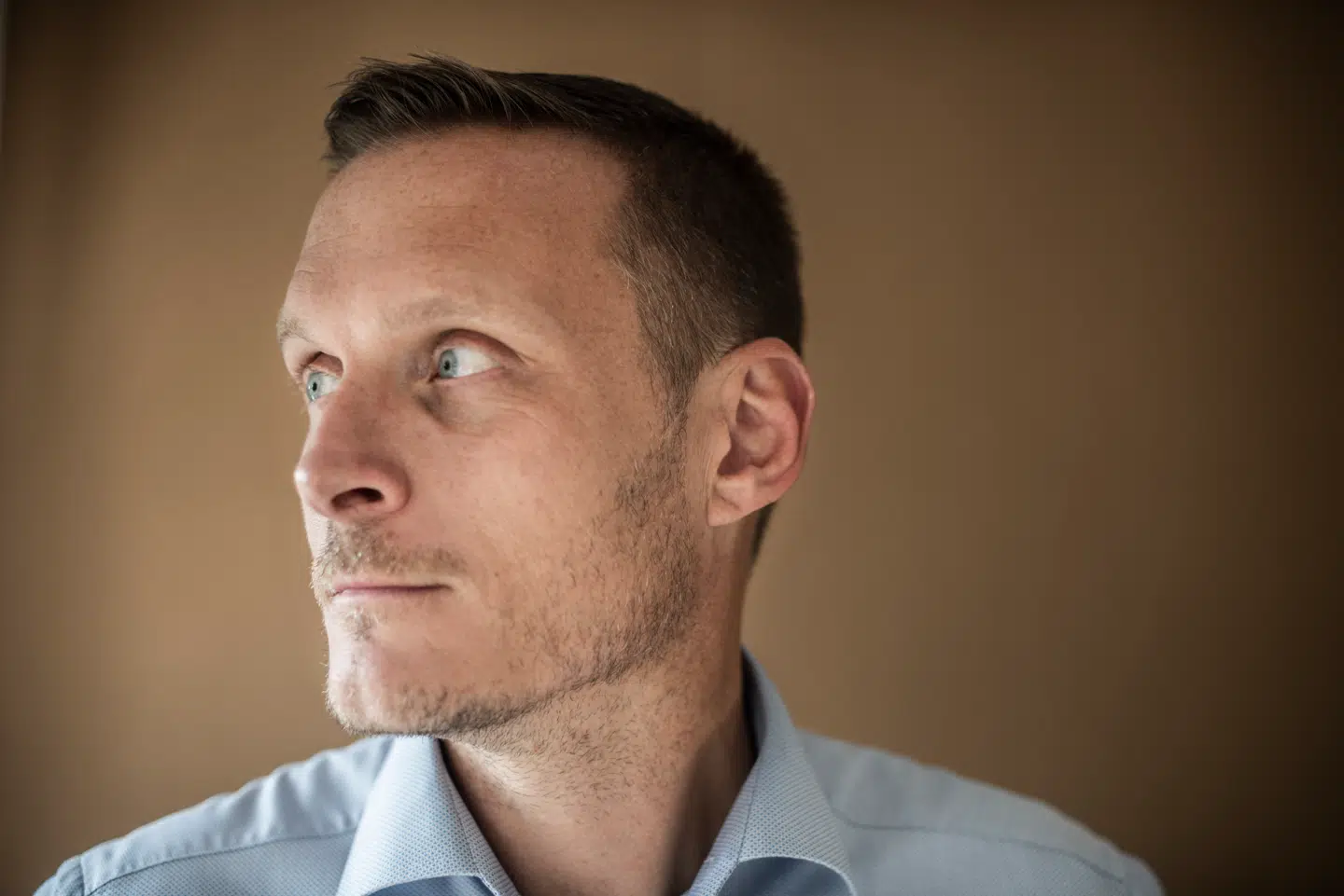 Mads Silberg var i 2010 sammen med 704 andre danske soldater i Helmand. Fem kom ikke hjem fra den farlige provins i Afghanistan. Nu langer han ud efter de politikere, som ikke vil hjælpe til med den udredning, som skal forklare den blodigste del af den danske indsats i krigen.