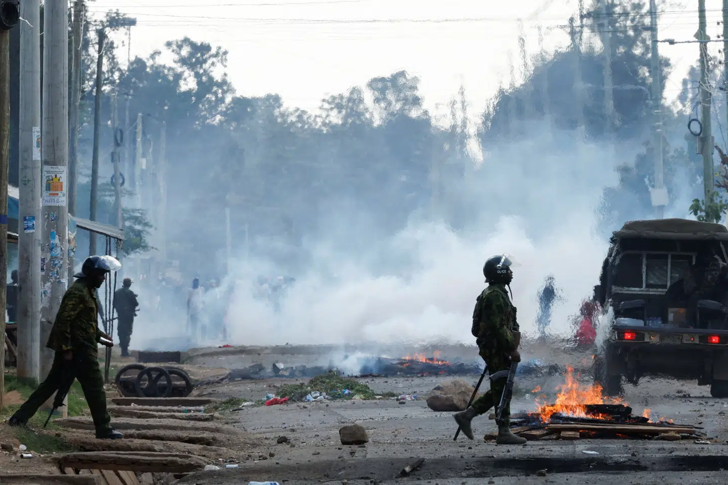 Politibetjente ses på gaden under en demonstration mod et amerikansk karantænecenter i Kenya tirsdag.