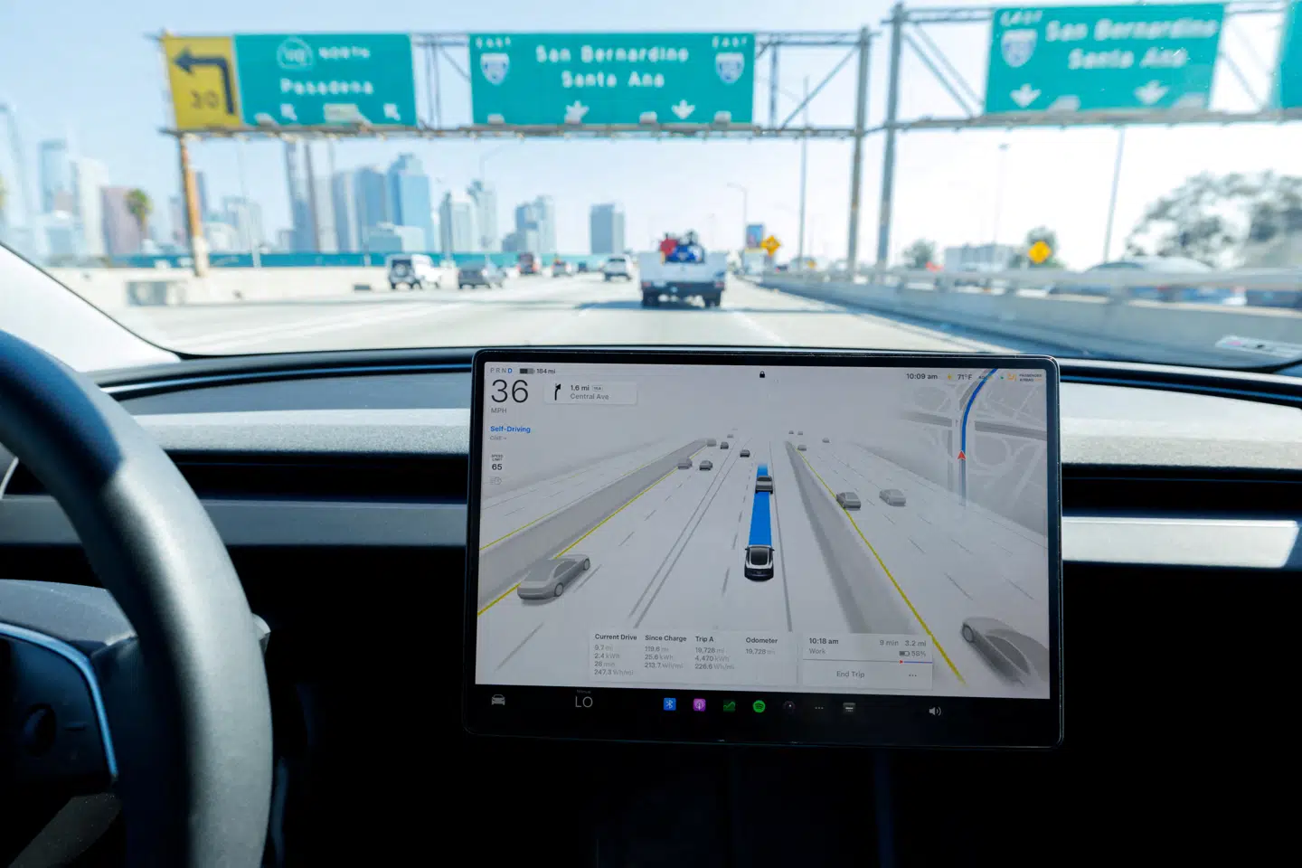 Tesla-ejere må nu lade teknikken overtage styringen af bilen - med visse begrænsninger. Billedet er fra en amerikansk test ved Los Angeles