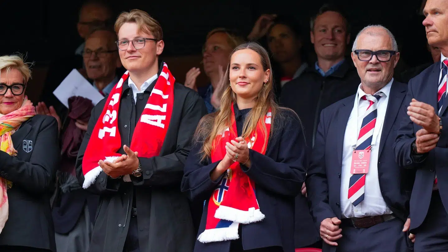 Tirsdag aften hepper prinsesse Ingrid Alexandra og prins Sverre Magnus på det norske kvindelandshold, der møder Østrig.