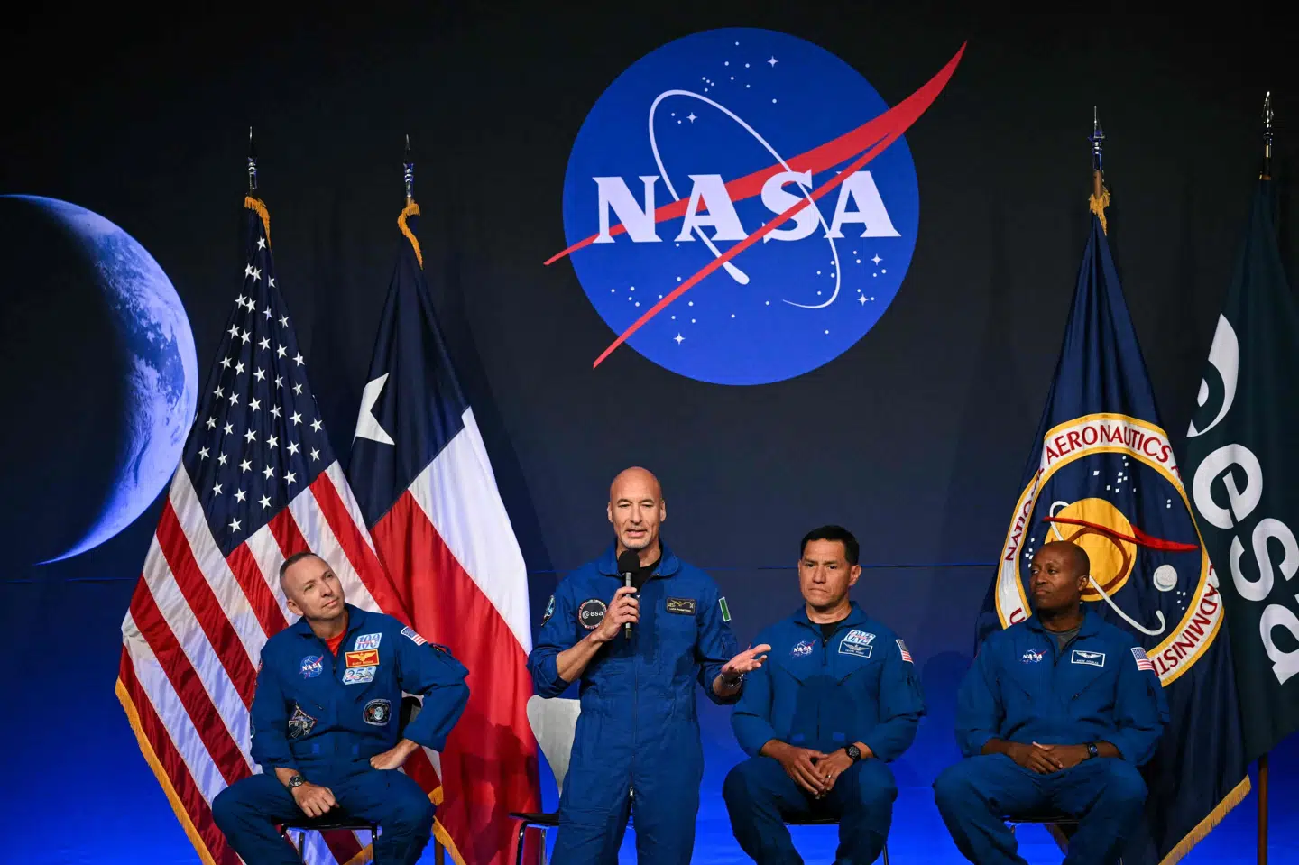 Nasa-astronaut Randy Bresnik, Esa-astronaut, Luca Parmitano og de to andre Nasa-astronauter Frank Rubio og Andre Douglas udgør besætningen på Artemis III-missionen.