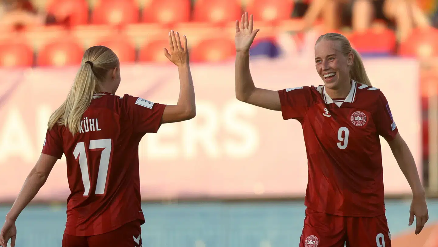 Amalie Vangsgaard og Sofie Kühl, der fejret et af de fire mål.