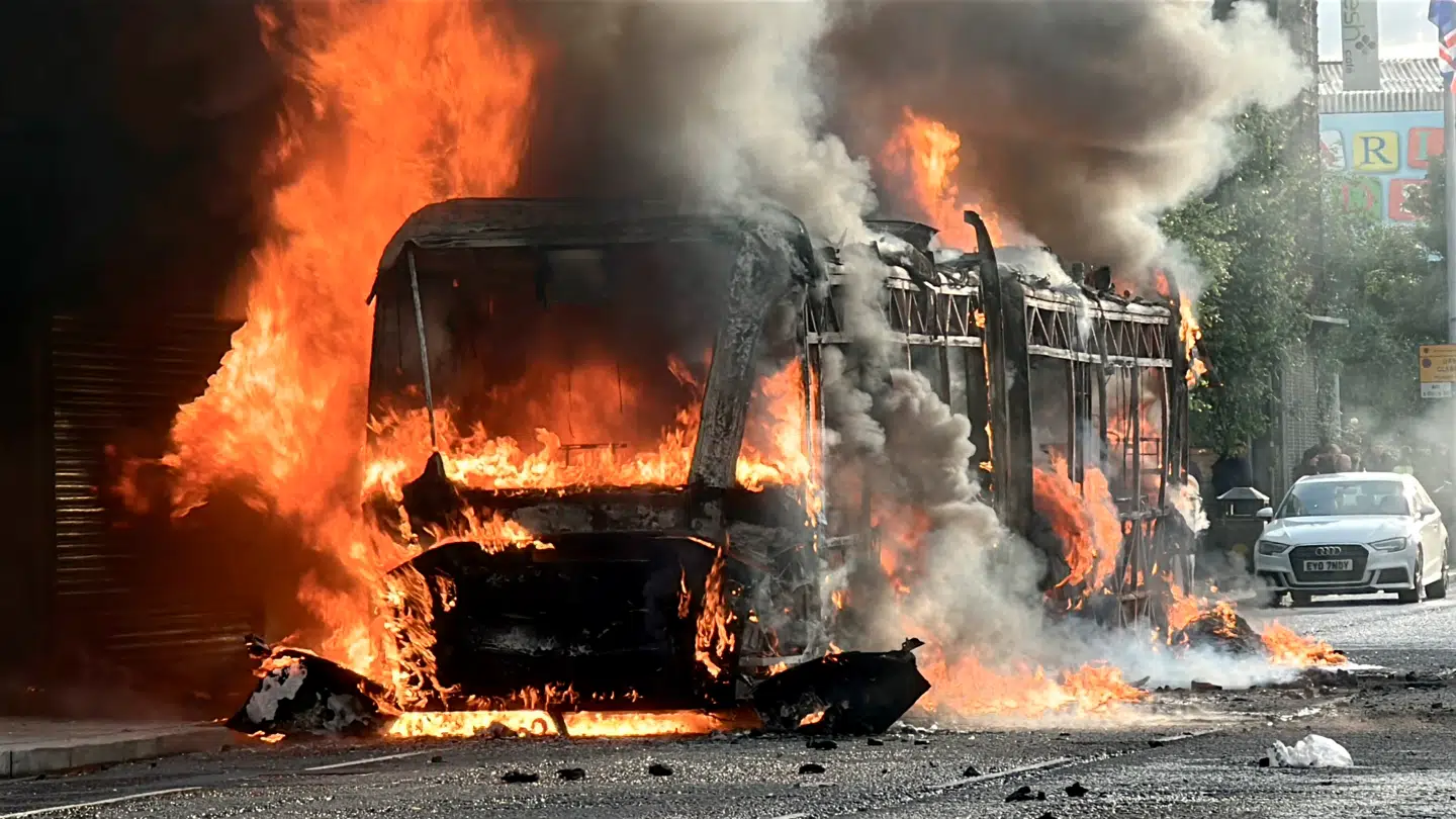 Demonstranter i Belfast satte blandt andet til til en bus.