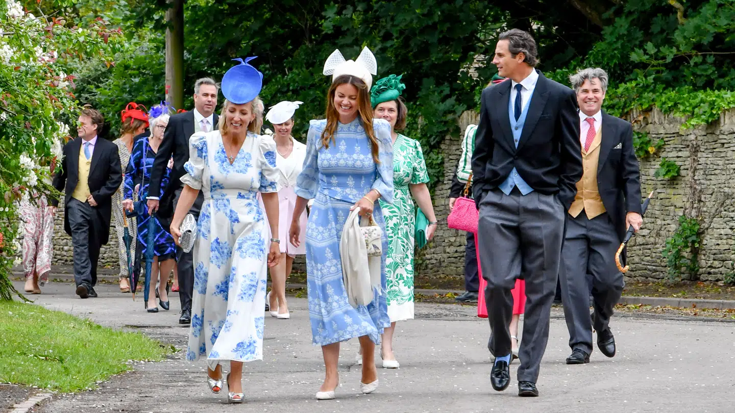 Lady Natasha Rufus Isaacs (i blå kjole fra eget mærke forrest) og Rupert Finch (ved hustruens side) ankom sammen til All Saints Kirke i Kemble til lørdagens bryllup mellem Peter Philips og Harriet Sperling.