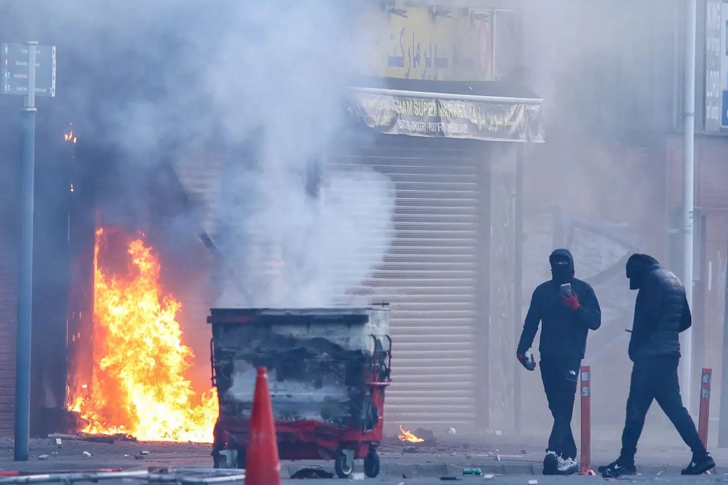 Brand ses i bygning i Belfast tirsdag aften efter demonstranter er gået på gaden.