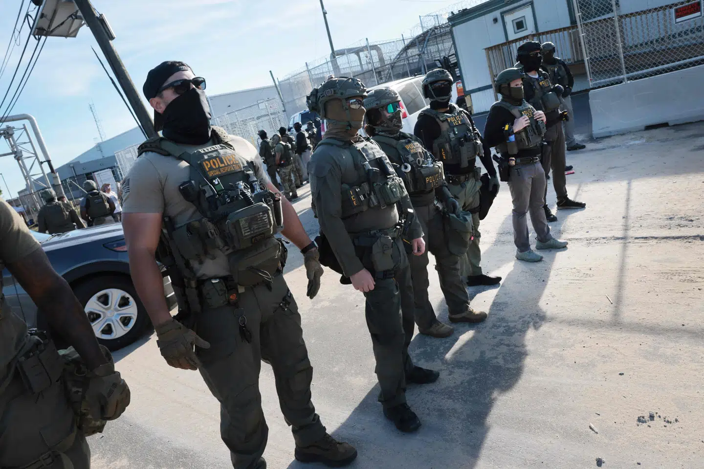 Billede fra mandag i New Jersey i USA, hvor agenter fra immigrationsmyndigheden ICE ses være til stede i område med demonstranter. ICE er en af de myndigheder, der med lovforslag er dækket af finansiering. (Arkivfoto).