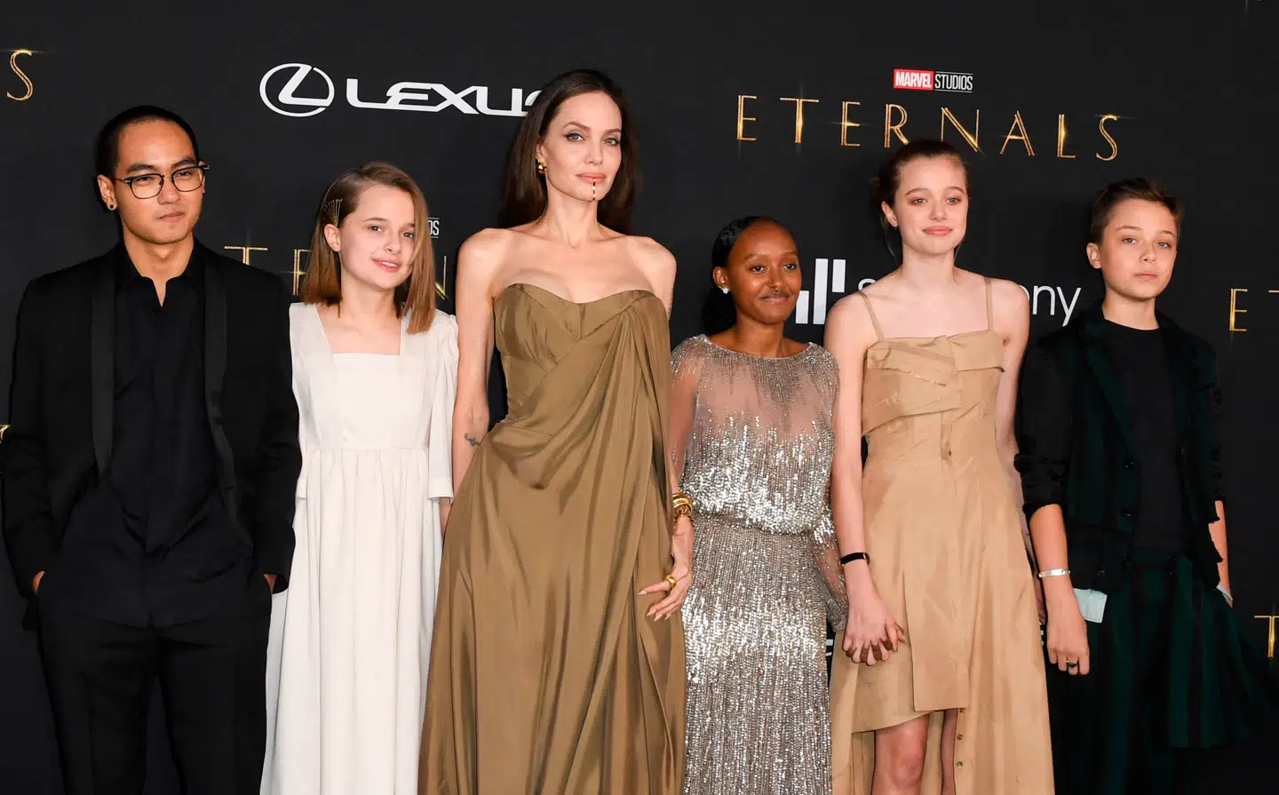 Arkivfoto. Angelina Jolie ses her med børnene Maddox, Vivienne, Zahara, Shiloh og Knox i 2021.