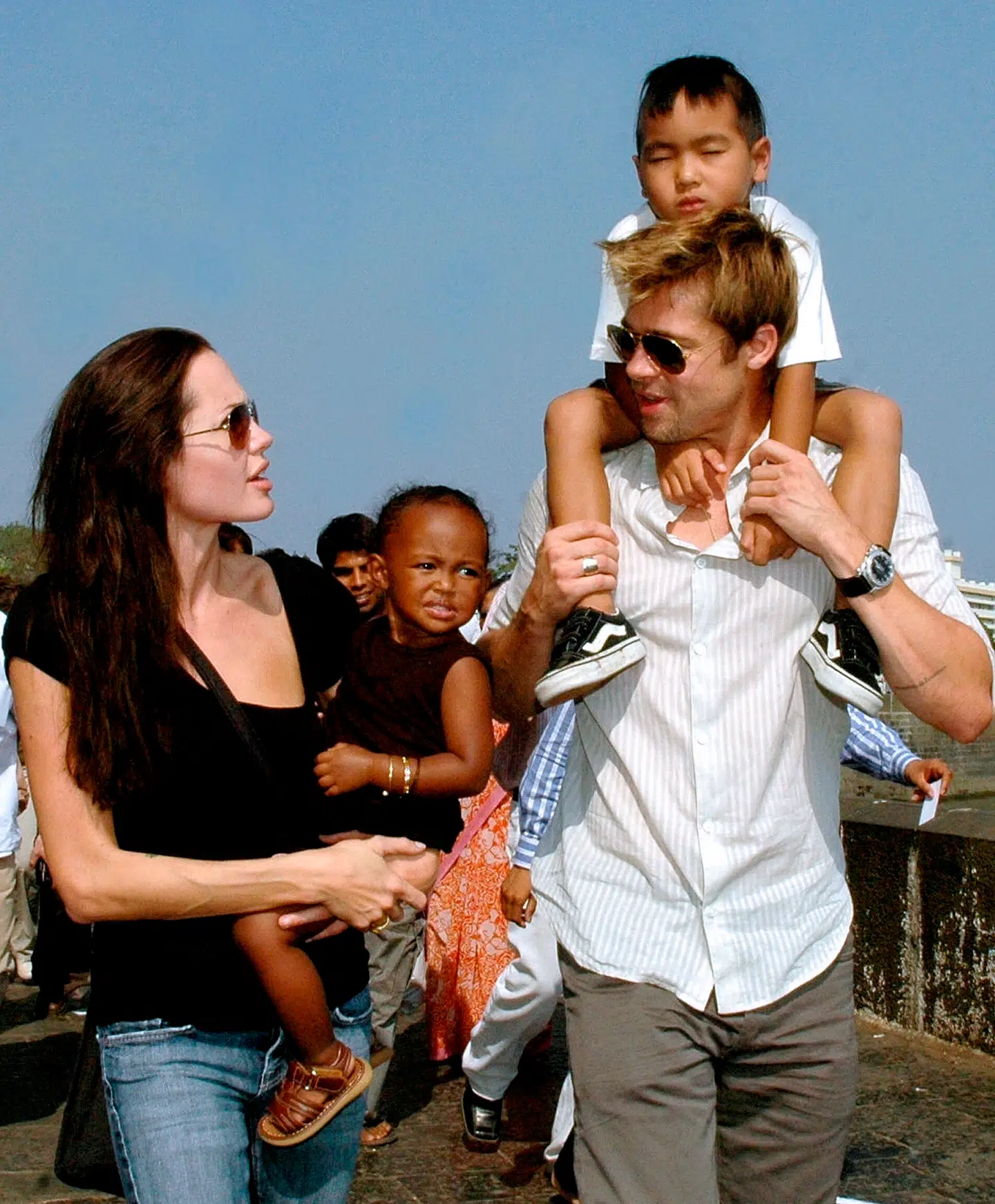 Her ses Angelina Jolie og Brad Pitt med Zahara og Maddox i 2006.