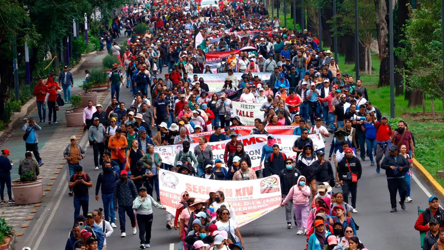 Både lærere og studerende deltager i demonstrationerne i Mexico City i disse dage.