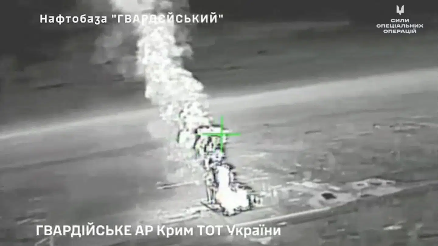 Her ses et oliedepot brænde på Krim, efter at en ukrainsk drone har ramt.