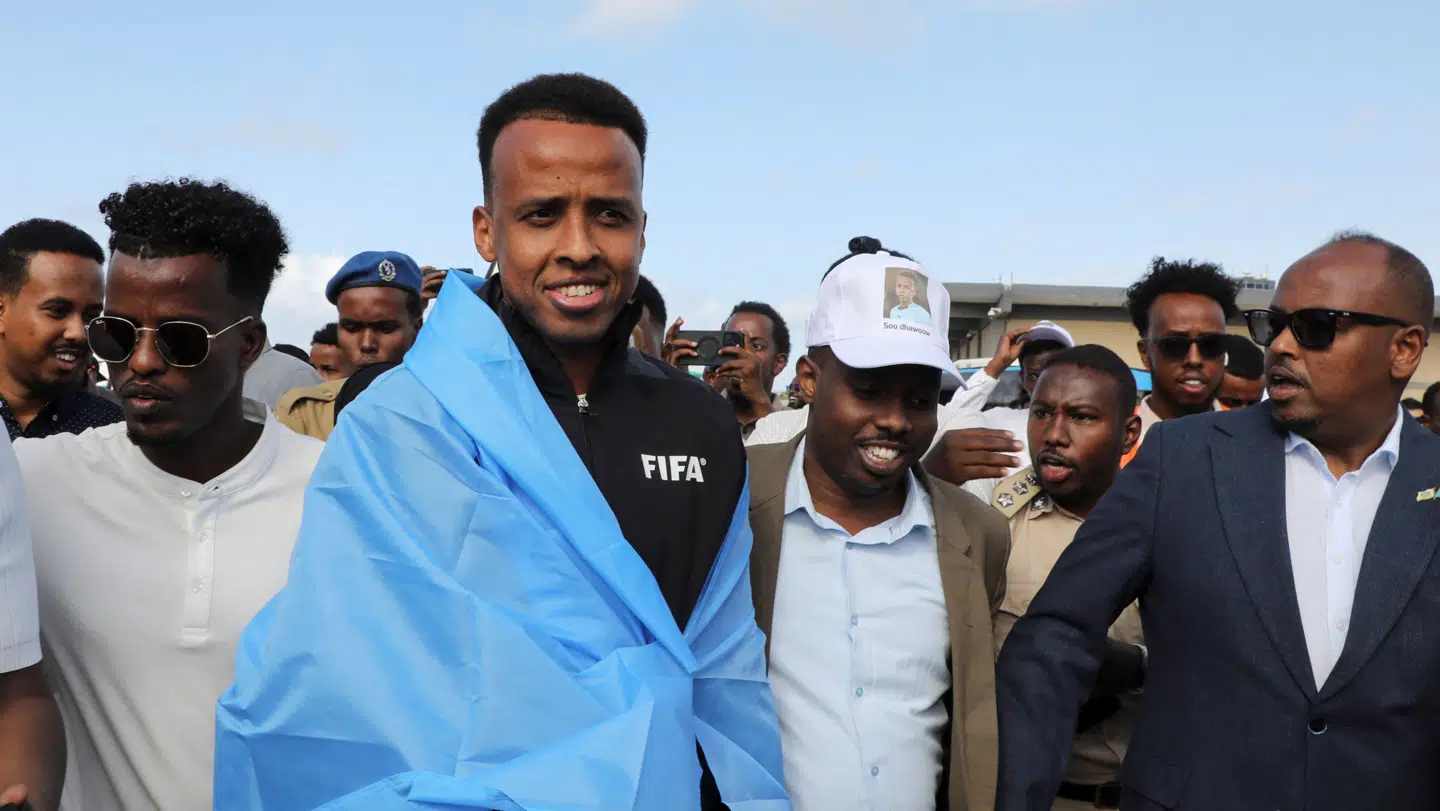 Omar Artan blev nægtet indrejse i USA. Her bliver han modtaget i Mogadishu, da han kom tilbage til hjemlandet.