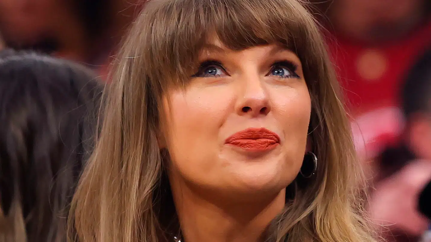 Taylor Swift havde en lille overraskelse til det publikum, der var inde og se premieren på 'Toy Story 5'.