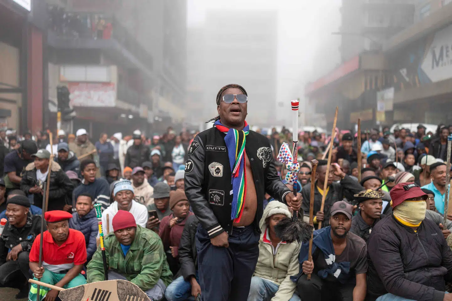 Virkeligheden er mere kompleks – og mere lærerig – end Sløk-Madsens debatindlæg antyder, skriver Lisa Otto, lektor og forskningschef ved University of Johannesburg i Sydafrika. Her ses Ngizwe Mchunu under en protestmarch i Hillbrow, Johannesburg.