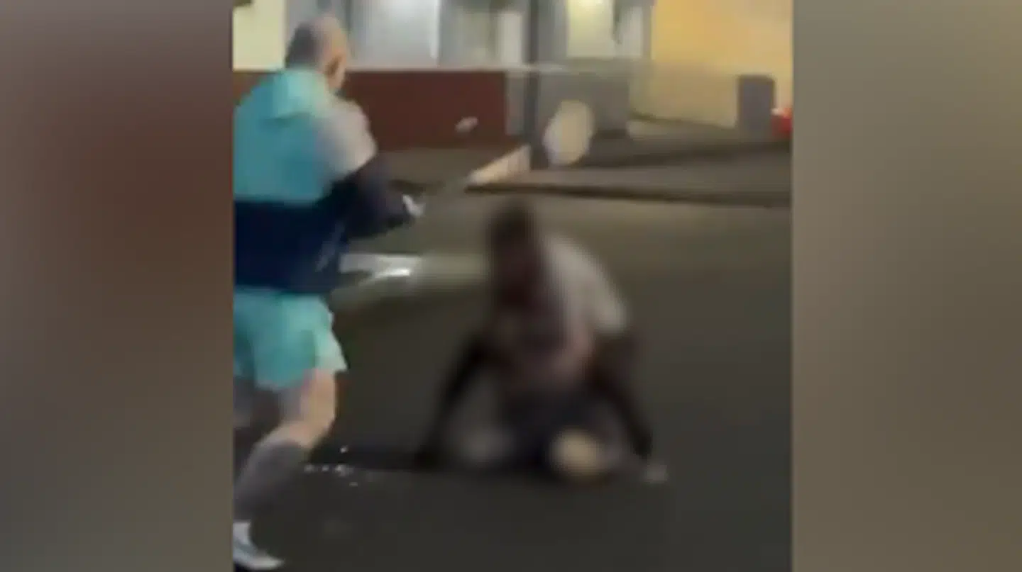 Den 32-årige familiefars heltegerning blev fanget på video, mens han rammer gerningsmanden flere gange med sin søns hurley-stav.